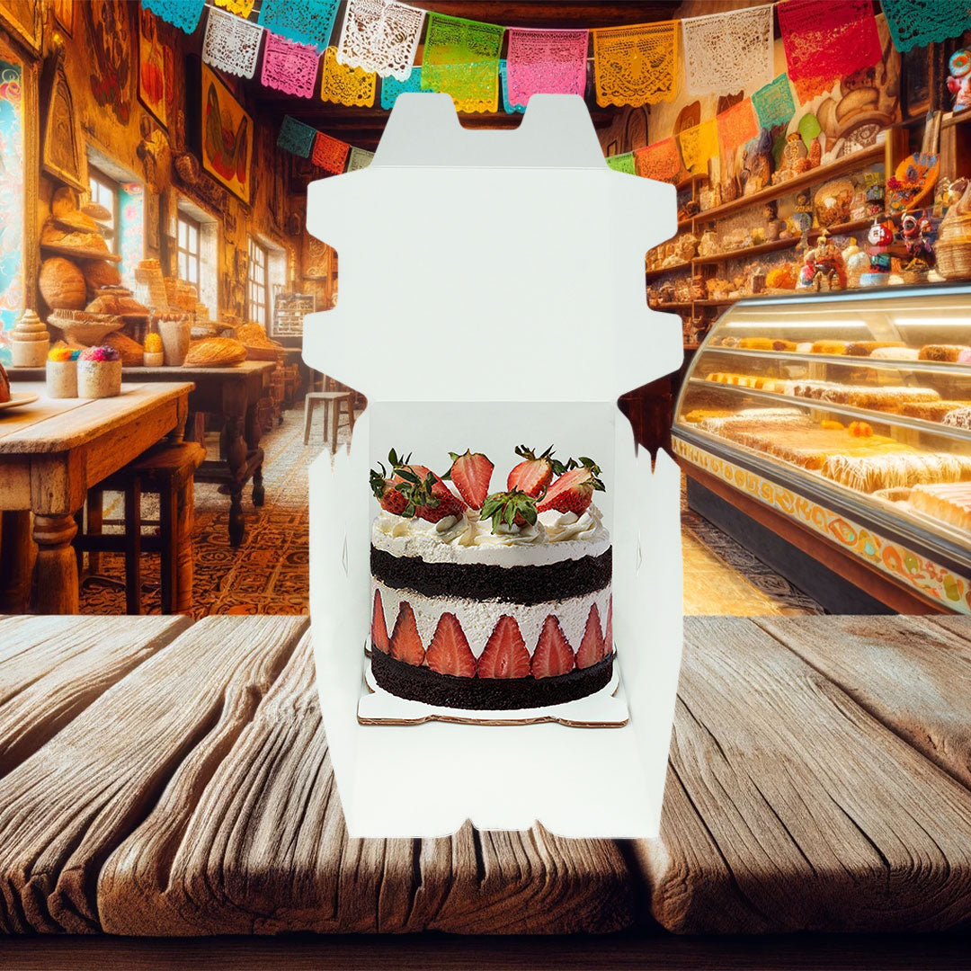 caja blanca para pastel mediana con un fondo de una pasteleria, la caja esta abierta y con un pastel adentro, ideal para transportar pasteles en reposterías o panaderías de manera sostenible y elegante.