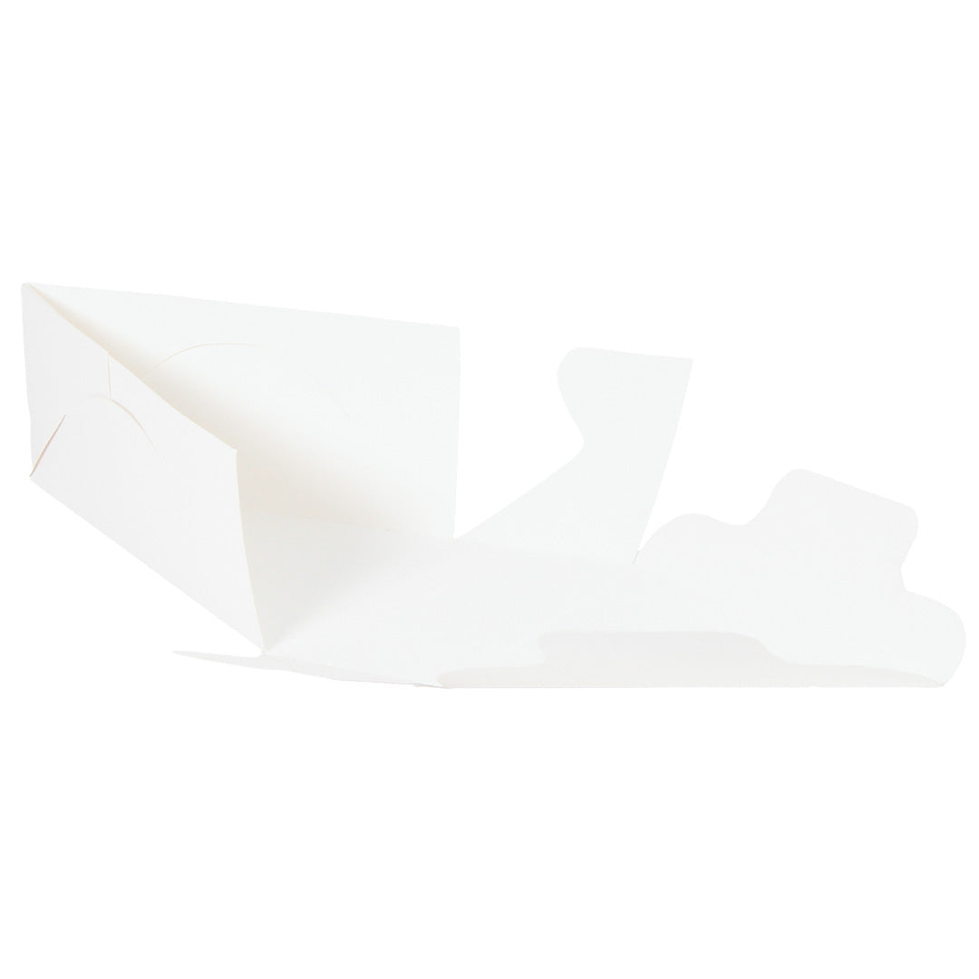 Caja de carton blanco, abierta con forma de una rebanada de pastel en un fondo blanco