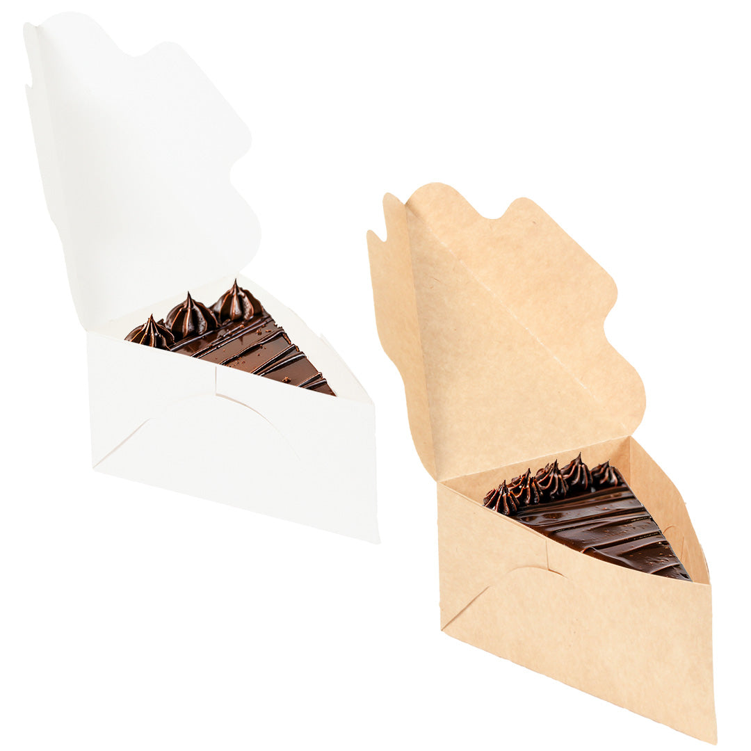 La imagen muestra 2 cajas para rebanadas de pastel una en color blanco y otra en color kart, ambas abiertas con una rebanada de pastel de chocolate dentro, carton biodegradable