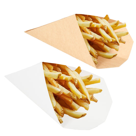 En la imagen se ven 2 conos de carton uno color blanco y otro color kraft, carton biodegradable, con unas papas fritas dentro.