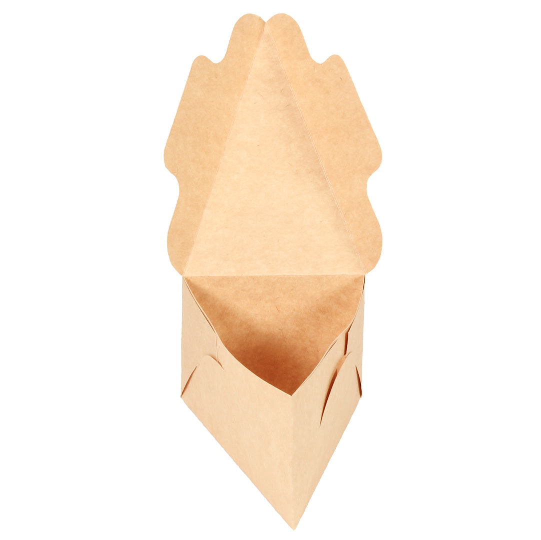 Caja de carton Kraft, abierta con forma de una rebanada de pastel en un fondo blanco