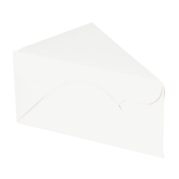 caja de carton kraft cerrada de forma triangular, reciclable, biodegradable 