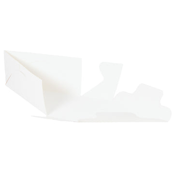 Caja de carton blanco, abierta con forma de una rebanada de pastel en un fondo blanco 