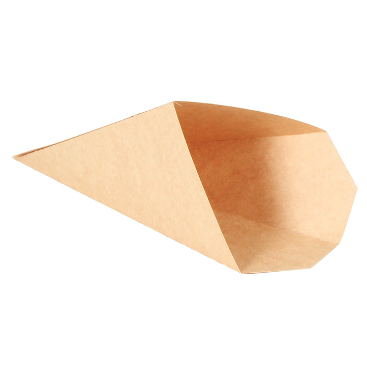La imagen muestra un cono de cartón kraft, diseñado como empaque ecológico. Este cono tiene una forma cónica simple, ideal para contener alimentos como papas fritas, dulces o snacks.