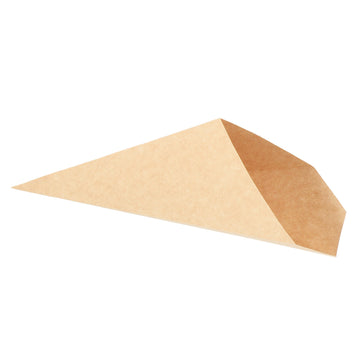 La imagen muestra un cono de cartón kraft, diseñado como empaque ecológico, ideal para contener alimentos como papas fritas, dulces o snacks.