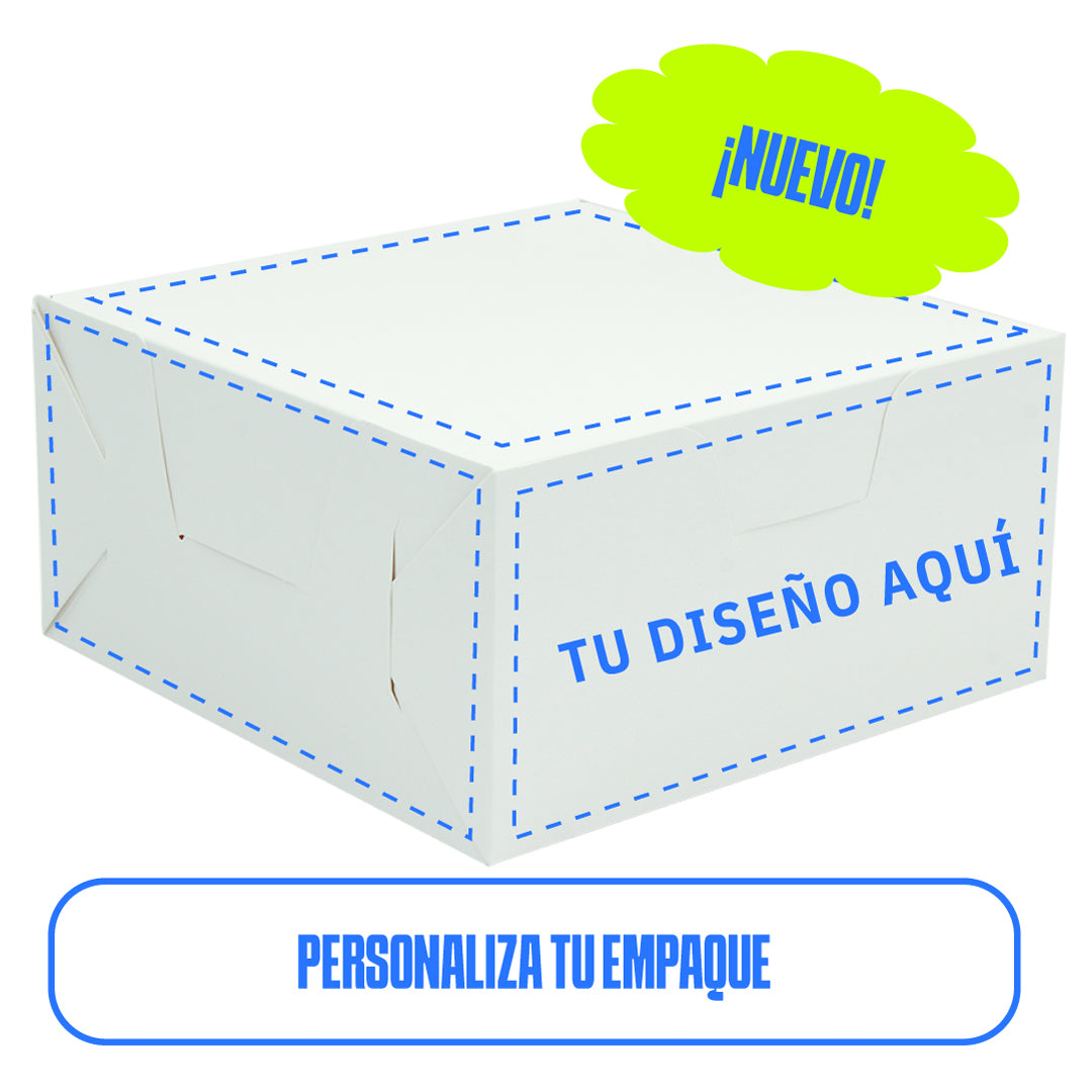 caja para pastel chica blanca con líneas punteadas azules, que indican la posibilidad de personalizar el diseño. El texto 'Tu diseño aquí' está impreso en el lateral de la bandeja. En la esquina superior derecha, un globo verde con la palabra '¡Nuevo!' resalta la novedad del producto. Debajo de la imagen, el texto 'Personaliza tu empaque' invita a los usuarios a personalizar su empaque.