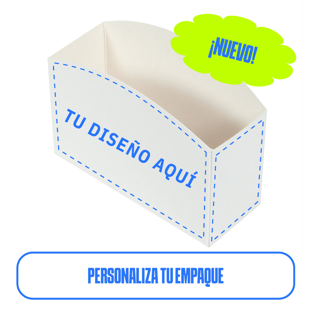 charola para sandwich blanca con líneas punteadas azules, que indican la posibilidad de personalizar el diseño. El texto 'Tu diseño aquí' está impreso en el lateral de la bandeja. En la esquina superior derecha, un globo verde con la palabra '¡Nuevo!' resalta la novedad del producto. Debajo de la imagen, el texto 'Personaliza tu empaque' invita a los usuarios a personalizar su empaque.