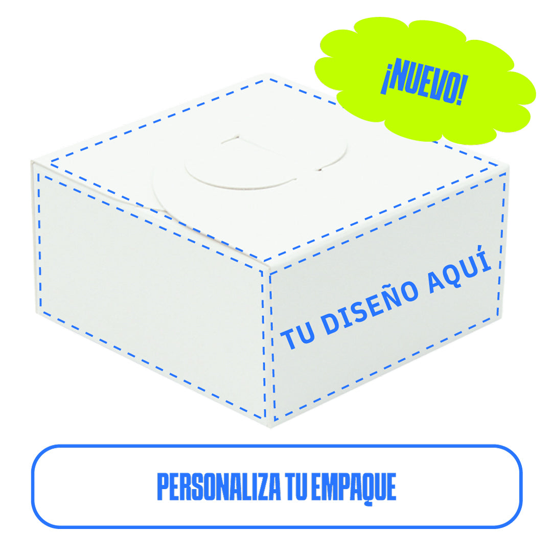 caja para galletas blanca con líneas punteadas azules, que indican la posibilidad de personalizar el diseño. El texto 'Tu diseño aquí' está impreso en el lateral de la bandeja. En la esquina superior derecha, un globo verde con la palabra '¡Nuevo!' resalta la novedad del producto. Debajo de la imagen, el texto 'Personaliza tu empaque' invita a los usuarios a personalizar su empaque.