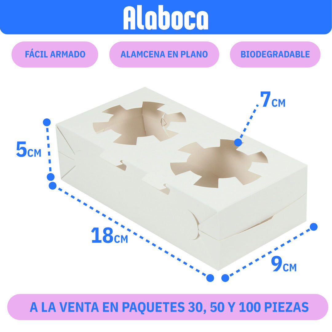 Caja de cartón blanca biodegradable de 18x9x5 cm, diseñada con dos orificios de sujeción para transportar vasos de bebidas de manera segura. Su diseño permite un fácil armado y almacenamiento en plano, ideal para negocios que buscan opciones de empaque ecológicas. Disponible en paquetes de 30, 50 y 100 piezas