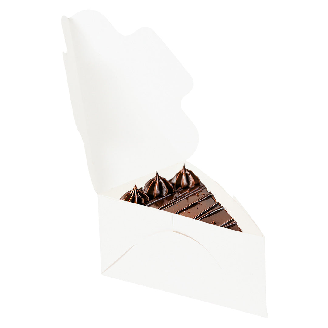 la imagen muestra una caja de carton color blncaco la forma indicada para una rebanada de pastel de hecho con un pastel dentro 