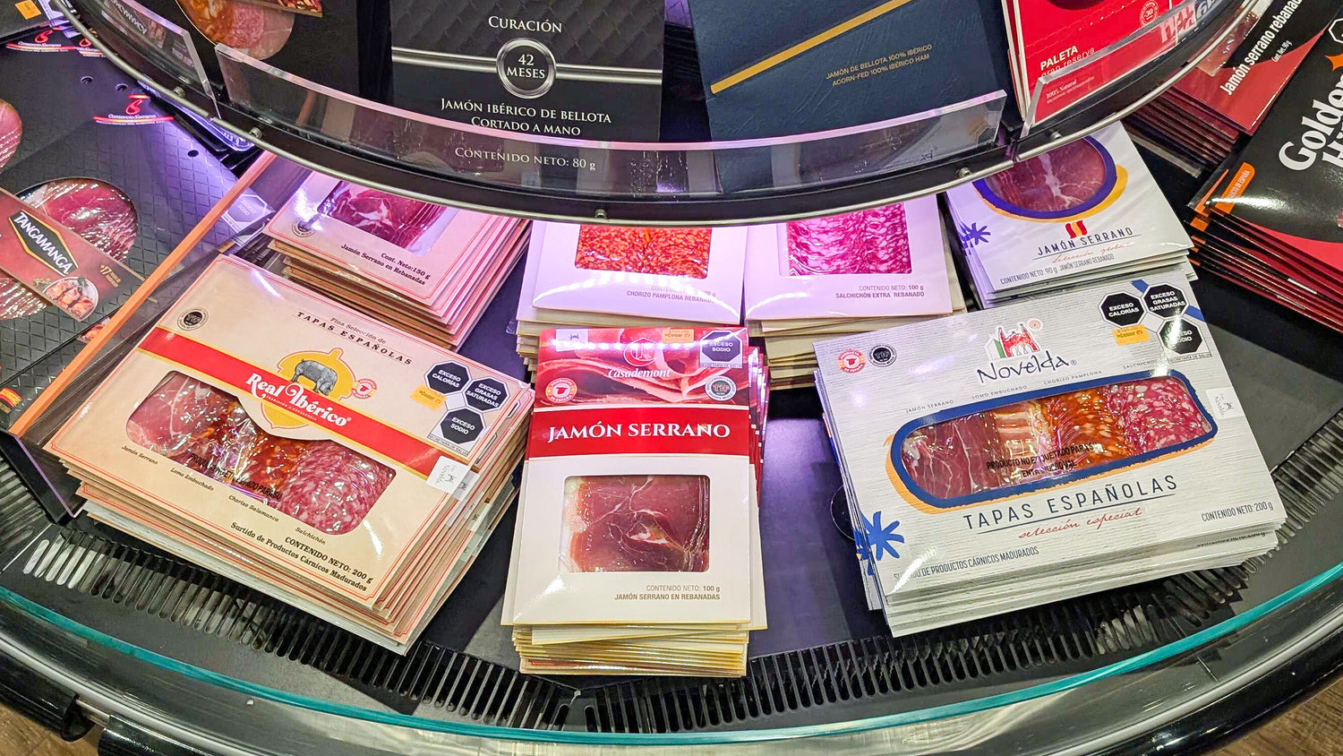 Cajas de cartón para productos artesanales en distintos sabores.