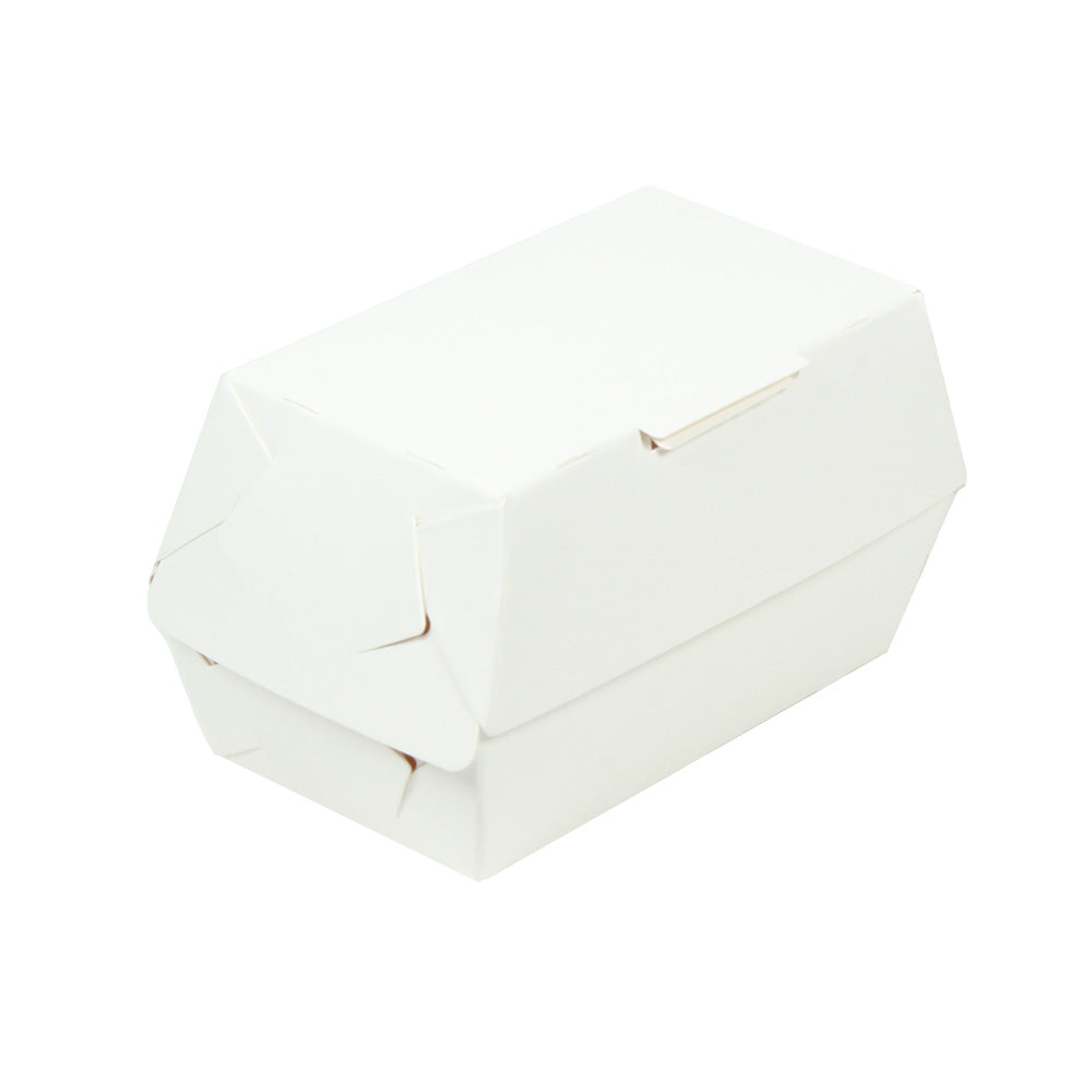 Caja de cartón blanca, cerrada, vista desde un ángulo de tres cuartos. Su diseño resistente y ecológico es ideal para empacar boneles, tender, etc. seguro y sostenible de productos.