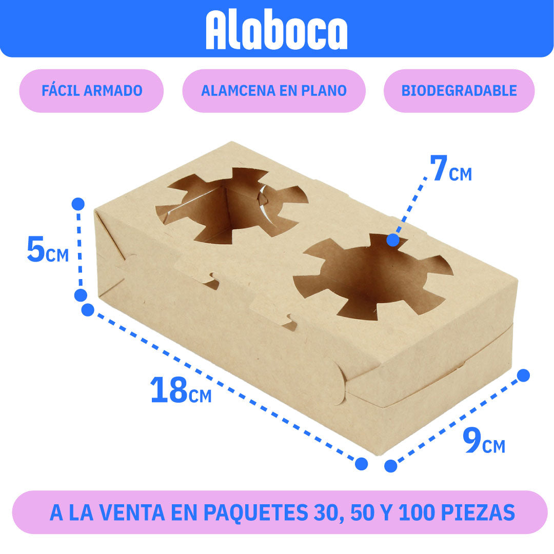 Caja de cartón kraft biodegradable de 18x9x5 cm, diseñada con dos orificios de sujeción para transportar vasos de bebidas de manera segura. Su diseño permite un fácil armado y almacenamiento en plano, ideal para negocios que buscan opciones de empaque ecológicas. Disponible en paquetes de 30, 50 y 100 piezas