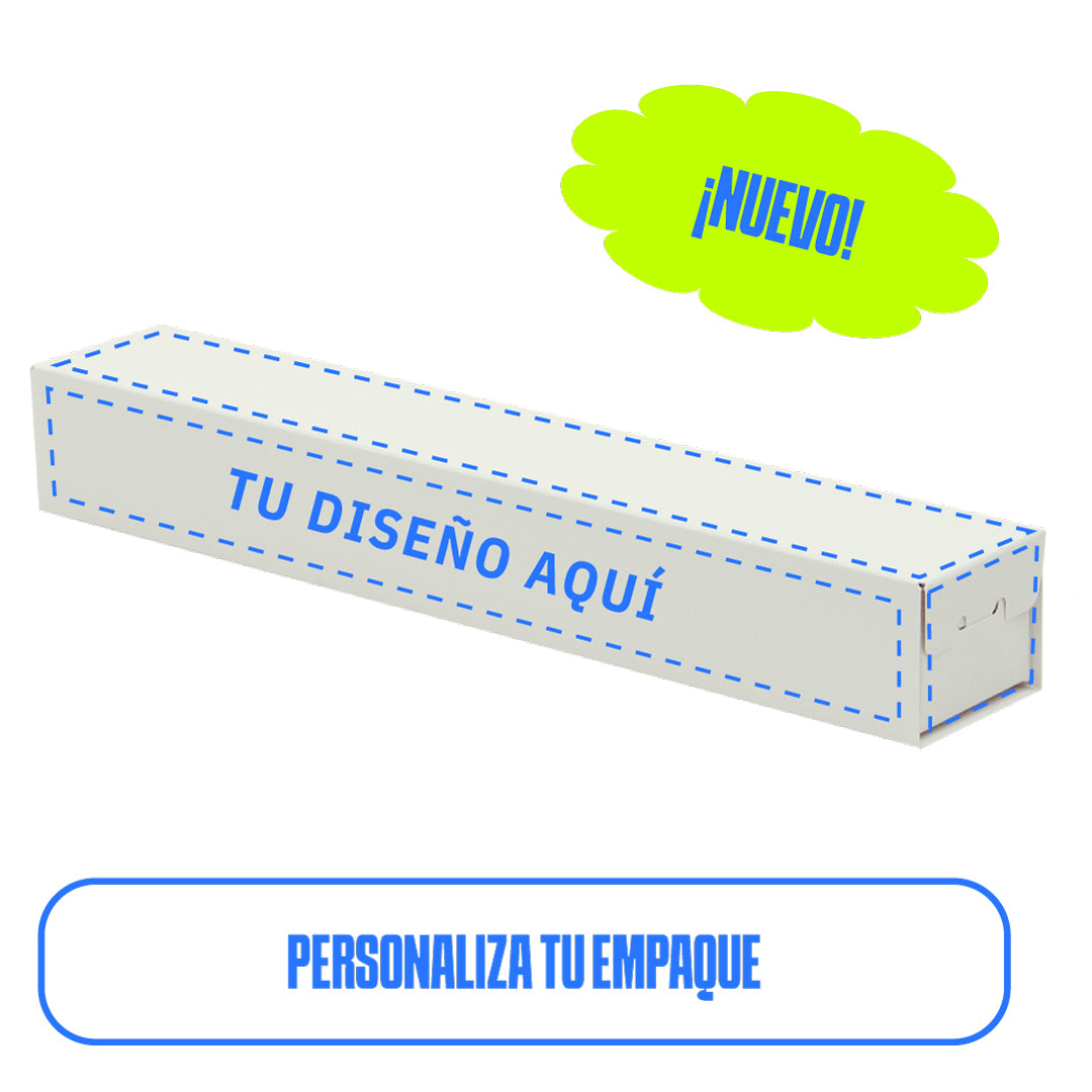 caja para chocolates blanca con líneas punteadas azules, que indican la posibilidad de personalizar el diseño. El texto 'Tu diseño aquí' está impreso en el lateral de la bandeja. En la esquina superior derecha, un globo verde con la palabra '¡Nuevo!' resalta la novedad del producto. Debajo de la imagen, el texto 'Personaliza tu empaque' invita a los usuarios a personalizar su empaque.